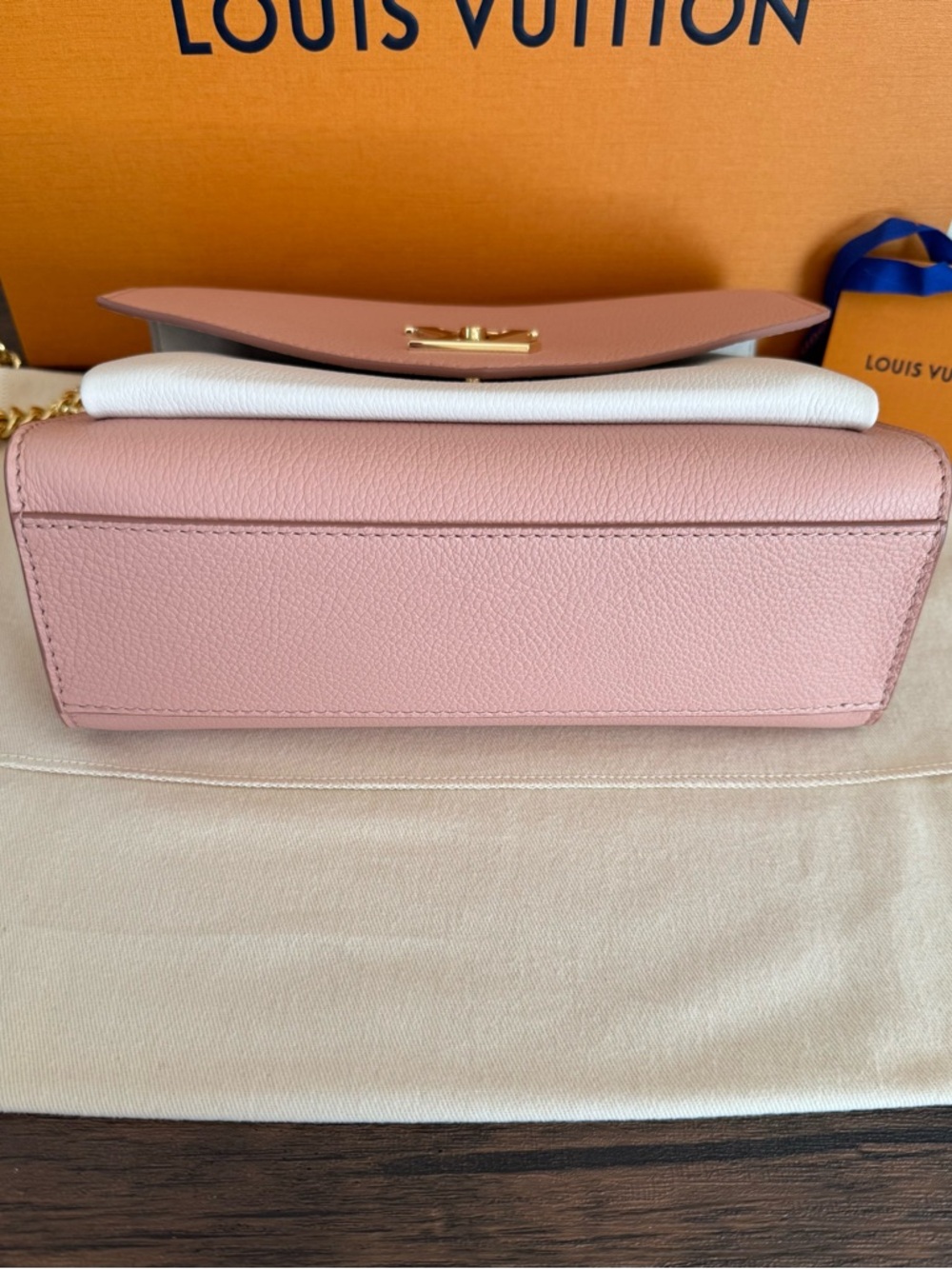 NEW LOUIS VUITTON MyLockMe Calfskin Leather Chain Bag in Cream/Rose Trianon - Picture 9 of 10